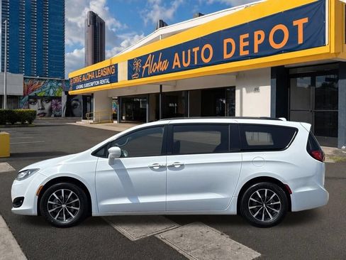 Used 2018 Chrysler Pacifica Touring-L w/ Premium Audio Group FWD image 2