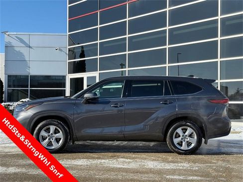 Used 2022 Toyota RAV4 XLE image 9