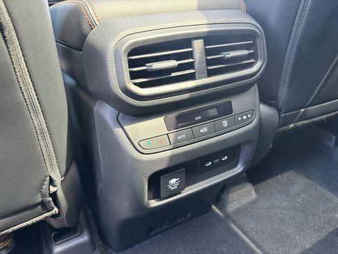 Used 2025 Honda Pilot TrailSport image 27