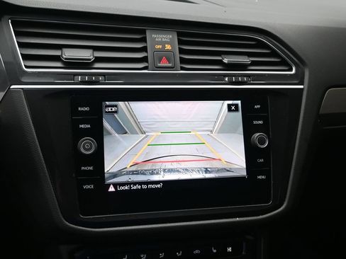 Used 2021 Volkswagen Tiguan SE AWD/4WD image 18