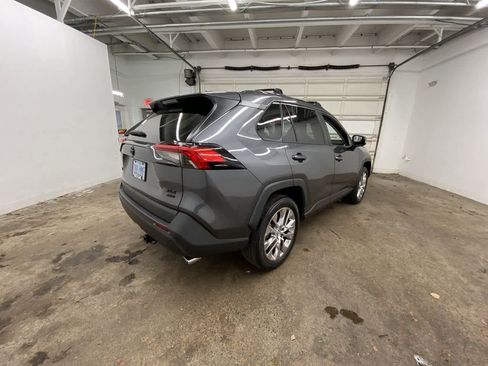 Used 2021 Toyota RAV4 XLE Premium image 6