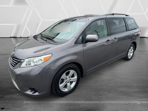 Used 2014 Toyota Sienna LE FWD image 5