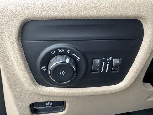 Used 2023 Jeep Grand Cherokee Limited image 24