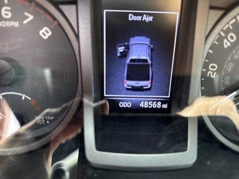 Used 2018 Toyota Tacoma TRD Sport image 9