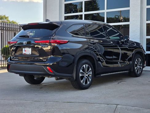 Used 2022 Toyota Highlander XLE FWD image 4