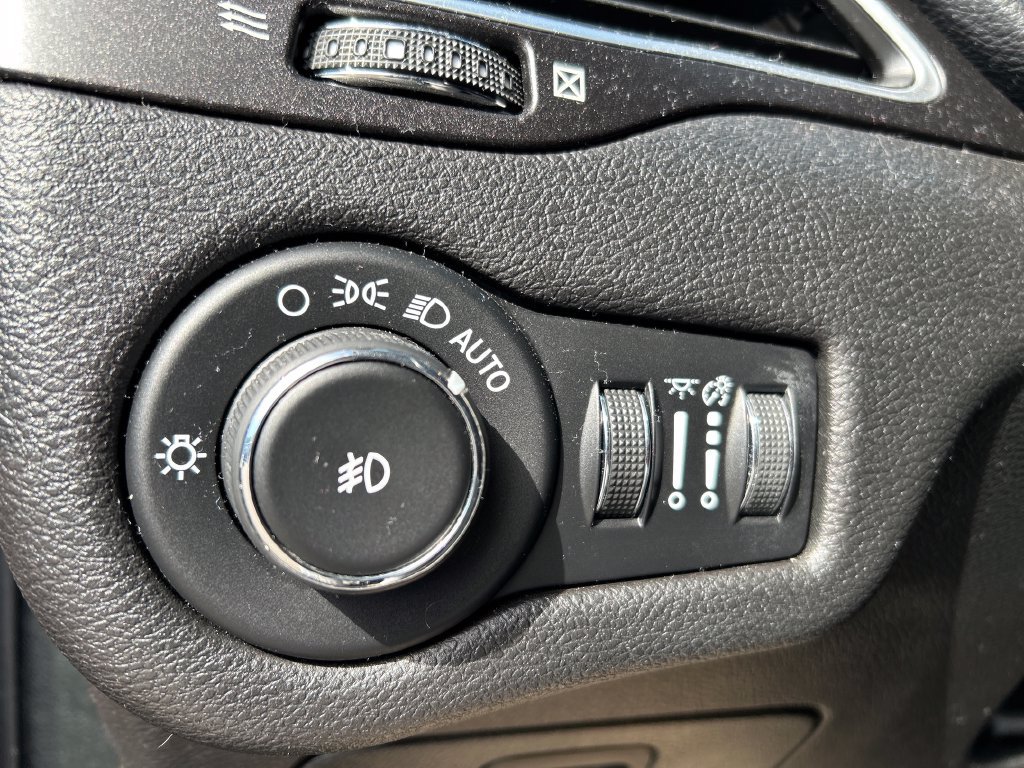 Used 2019 Jeep Cherokee Trailhawk w/ Cold Weather Group AWD/4WD image 13