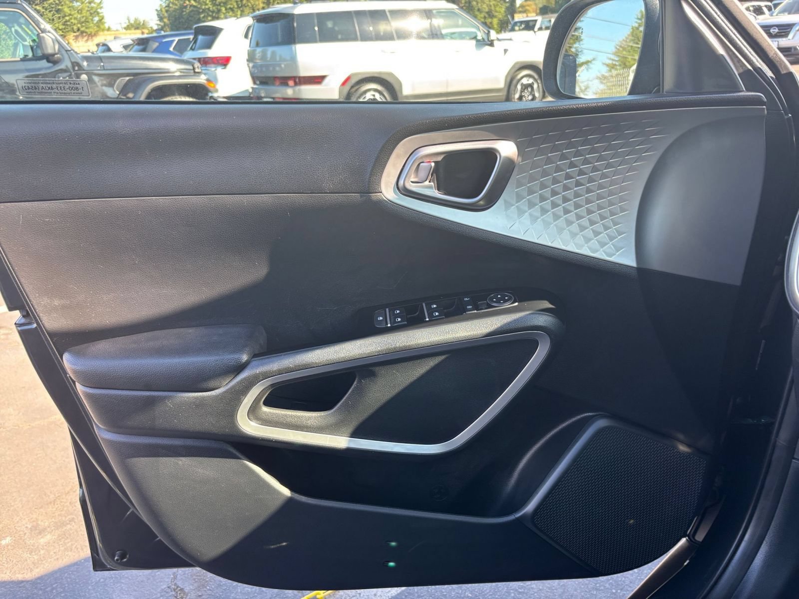 Used 2025 Kia Soul LX w/ LX Technology Package FWD image 18