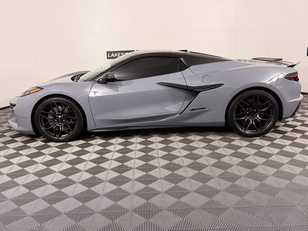 Used 2024 Chevrolet Corvette Z06 RWD image 3
