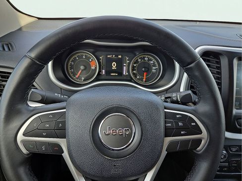 Used 2018 Jeep Cherokee Latitude Plus w/ Comfort/Convenience Group FWD image 24