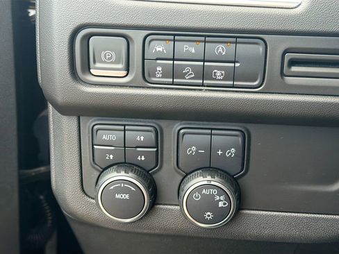 Used 2023 Chevrolet Suburban Z71 w/ Luxury Package AWD/4WD image 37