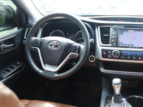 Used 2019 Toyota Highlander Limited FWD image 19