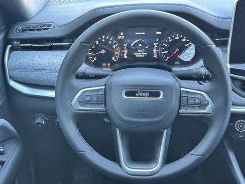 Used 2025 Jeep Compass Latitude image 12