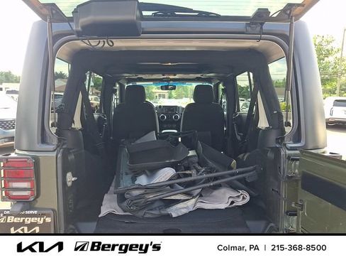 Used 2015 Jeep Wrangler Unlimited Sahara w/ Connectivity Group AWD/4WD image 27