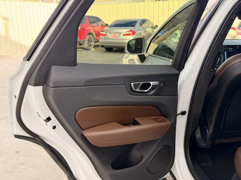 Used 2019 Volvo XC60 T5 Momentum w/ Multimedia Package image 16