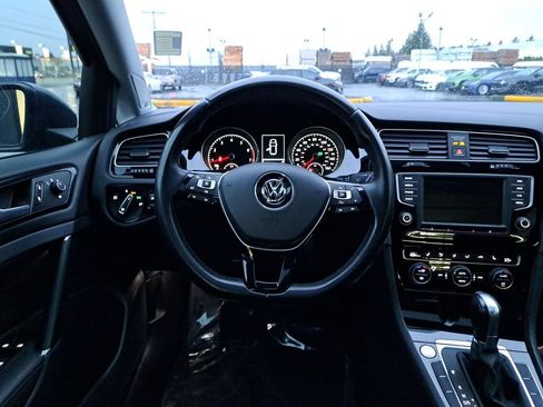 Used 2017 Volkswagen Golf image 22