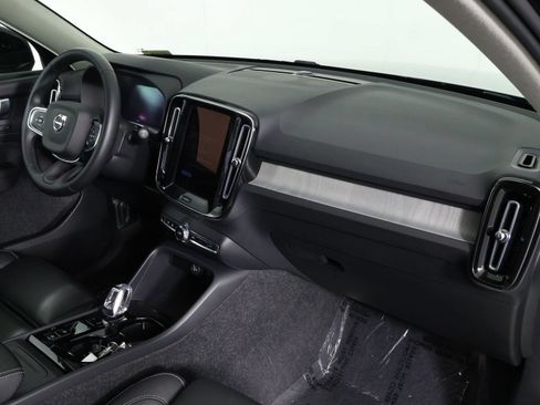 Certified 2025 Volvo XC40 B5 Plus AWD/4WD image 22