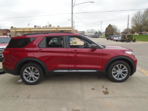 Used 2023 Ford Explorer XLT w/ Equipment Group 202A AWD/4WD image 12