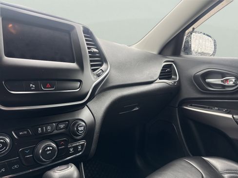 Used 2020 Jeep Cherokee Latitude Plus w/ Cold Weather Group image 20