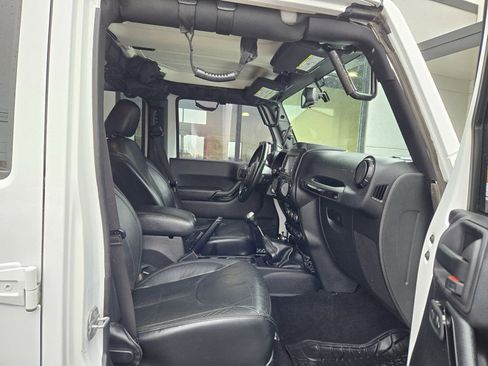 Used 2015 Jeep Wrangler Unlimited Sahara image 13