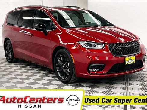 Used 2025 Chrysler Pacifica Limited FWD image 1