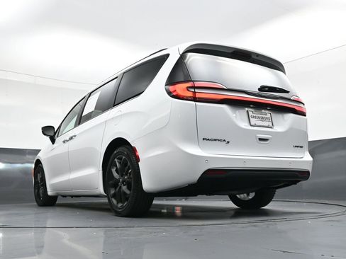 Used 2025 Chrysler Pacifica Limited image 38