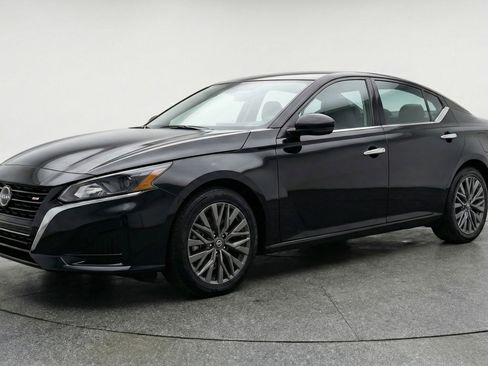 Used 2025 Nissan Altima 2.5 SV image 3