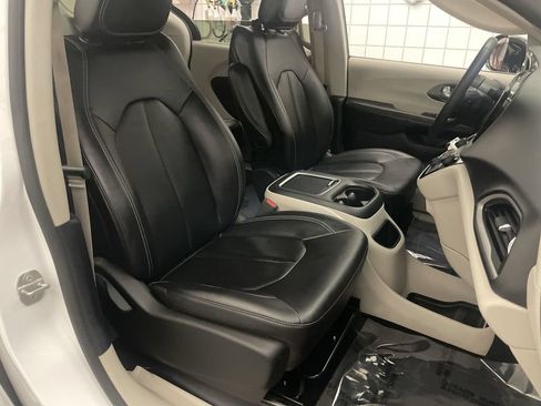 Used 2024 Chrysler Pacifica Touring-L FWD image 20
