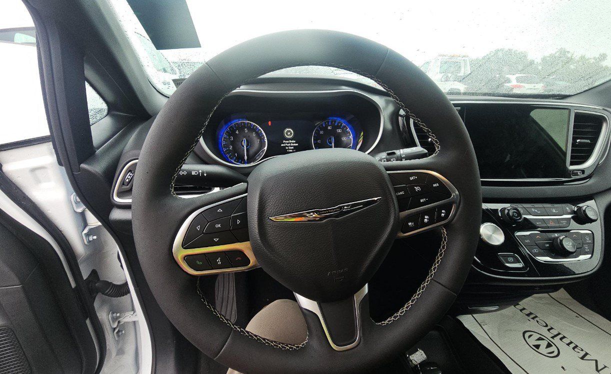 Used 2026 Chrysler Pacifica Select FWD image 8