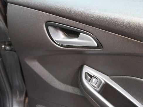 Used 2018 Ford Focus SE image 9