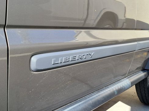 Used 2005 Jeep Liberty Sport image 7