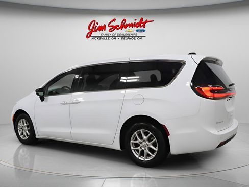 Used 2026 Chrysler Pacifica Select FWD image 4