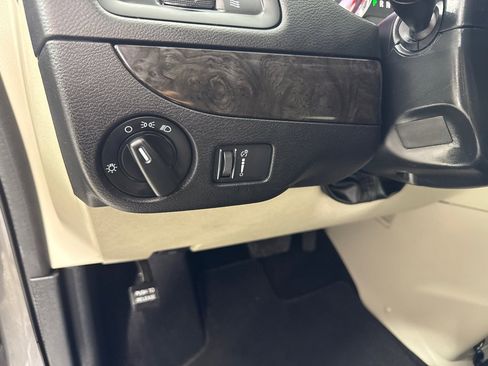 Used 2020 Dodge Grand Caravan SE w/ UConnect Hands-Free Group image 14
