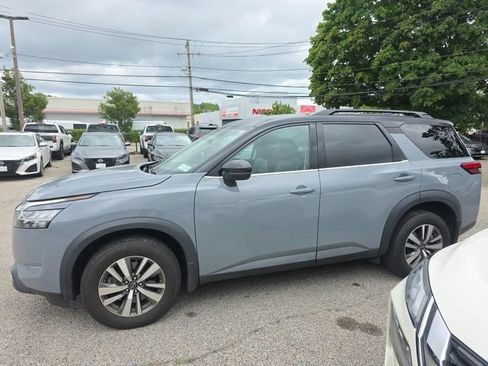 Used 2024 Nissan Pathfinder SL AWD/4WD image 2