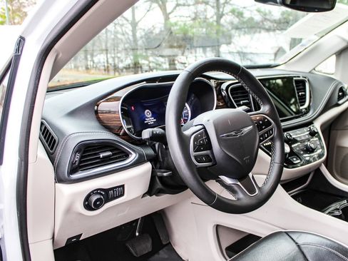 Used 2023 Chrysler Pacifica Limited FWD image 27