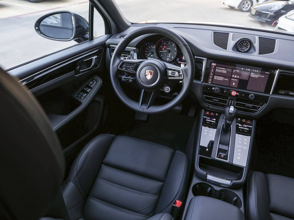 Certified 2026 Porsche Macan AWD/4WD image 34