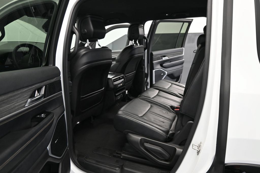 Used 2024 Jeep Wagoneer Series II w/ Flexible Seating Group RWD image 12