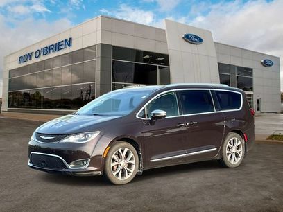 Used 2017 Chrysler Pacifica Limited w/ Advanced Safetytec Group