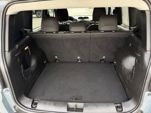 Used 2018 Jeep Renegade Latitude FWD image 12