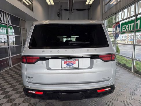 Used 2024 Jeep Wagoneer L Series II w/ Flexible Seating Group AWD/4WD image 5