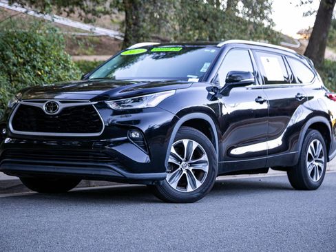 Used 2021 Toyota Highlander XLE image 1