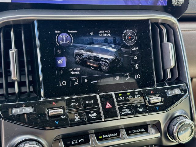 Used 2024 Lexus LX 600 4WD w/ Luxury Package image 36
