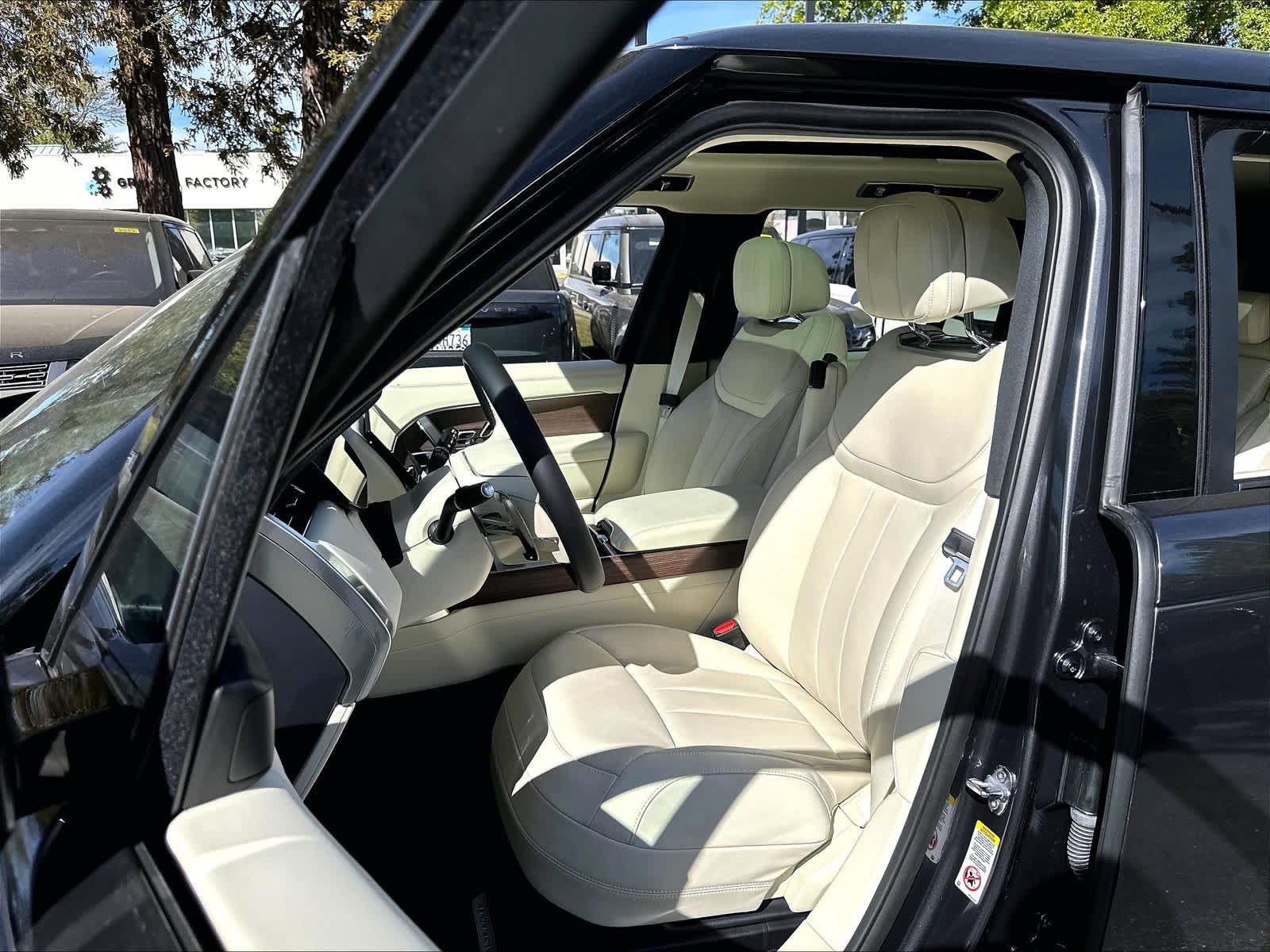 New 2026 Land Rover Range Rover Long Wheelbase SE AWD/4WD image 11