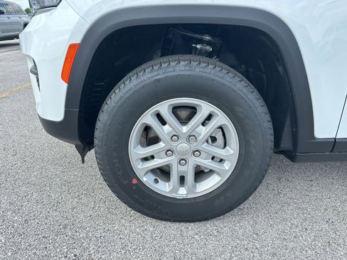 New 2025 Jeep Grand Cherokee Laredo w/ Luxury Tech Group I RWD image 9