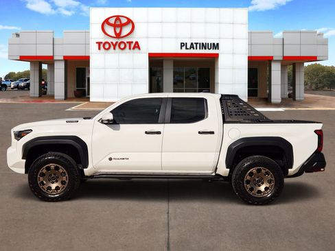 Used 2025 Toyota Tacoma Trailhunter image 3