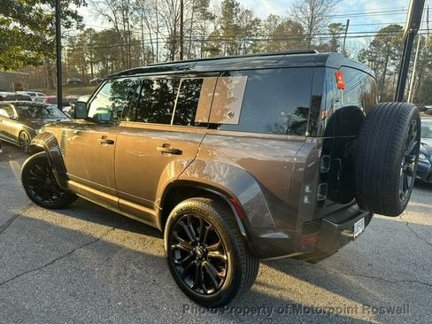 Used 2025 Land Rover Defender 110 OCTA image 4