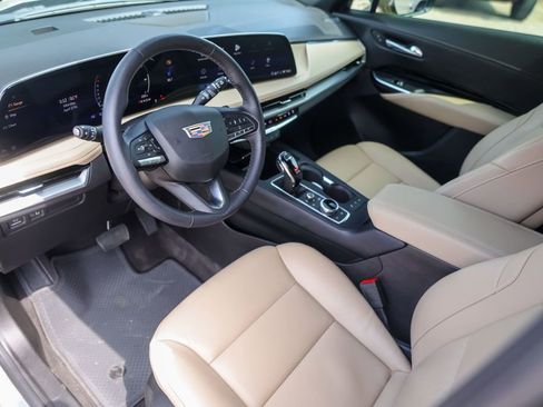 Certified 2024 Cadillac XT4 Luxury w/ Cold Weather Package FWD image 10