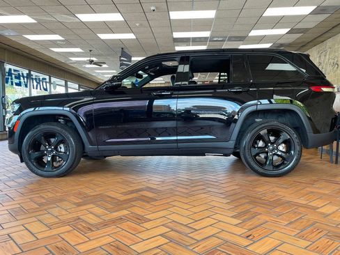 Used 2023 Jeep Grand Cherokee Altitude AWD/4WD image 5