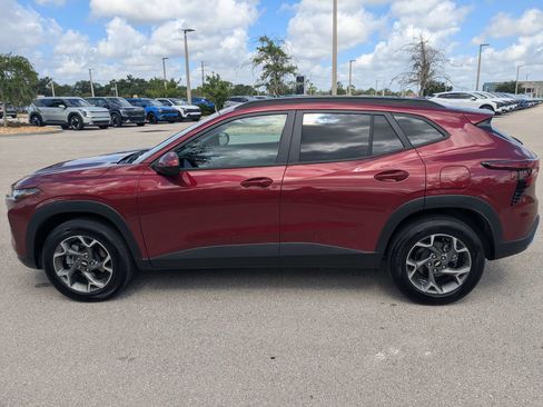 Used 2025 Chevrolet Trax LT w/ LT Convenience Package FWD image 8