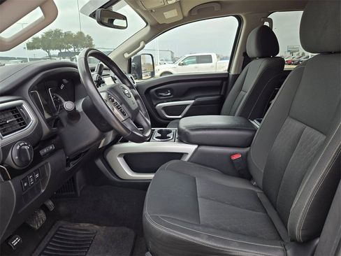 Used 2017 Nissan Titan SV image 9