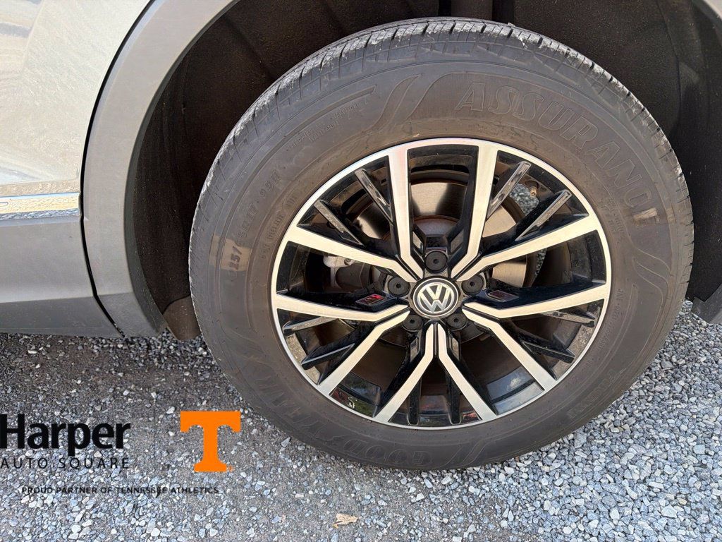 Used 2021 Volkswagen Tiguan SE FWD image 19